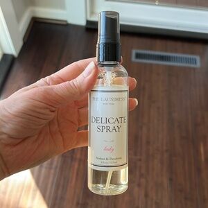 The Laundress - DELICATE SPRAY - Freshen & Deodorize Between Dry Cleanings LADY